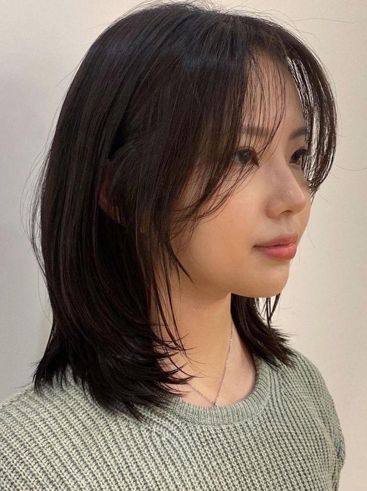 Korean lob layered cut with side bangs Korean Short Hair, Hair Inspiration Long, Straight Hair Cuts, Asian Short Hair, Hair Inspiration Short, Hairstyles For Layered Hair, Medium Short Hair, Haircuts For Medium Hair, Haircuts Straight Hair