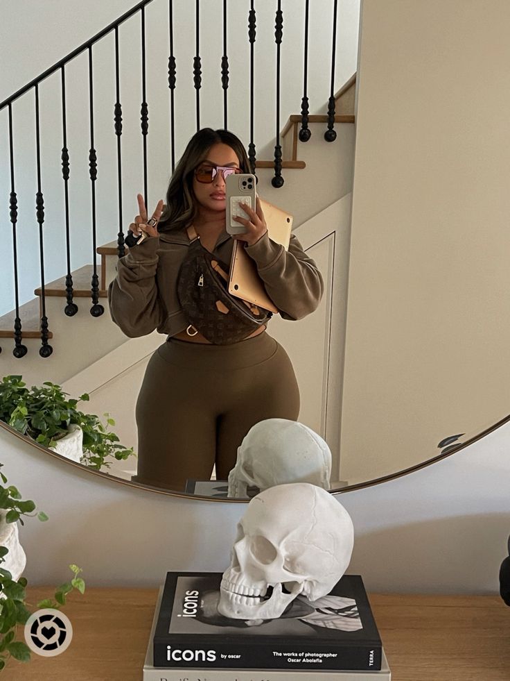 Ootd Fall Casual, Running Errands Outfit Fall, Errands Outfit Fall, Style Leggings Outfit, Errands Outfit Winter, Plus Size Athleisure Outfits, Curvy Winter Outfits, Winter Athleisure, Plus Size Tracksuit