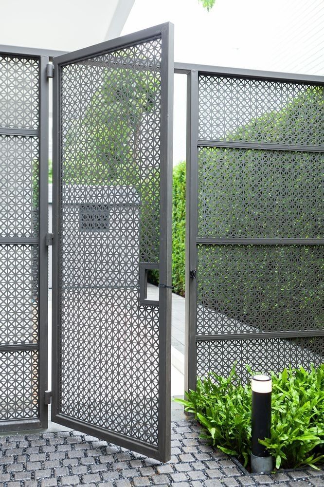 an outdoor room divider is shown with plants in the foreground and on the far side