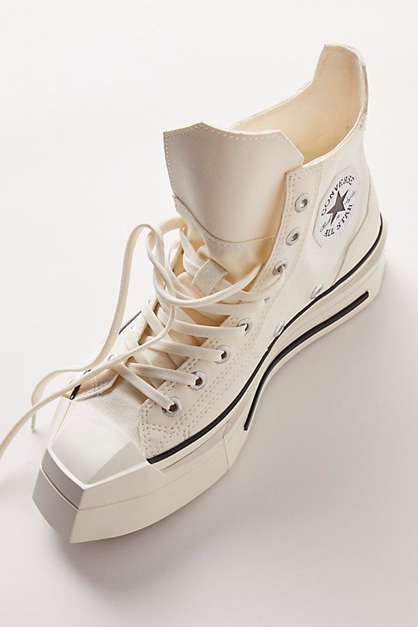 Working its angles: this pair of high-top Converse features an unmissable squared-off toe on a mega platform sole for a futuristic take on a beloved design. **Features:** High-top style, canvas uppers, faux leather overlays, square rubber toe cap, platform sole, OrthoLite cushioning, lace-up closure **Why We | Chuck 70 De Luxe Squared Sneakers by Converse at Free People in White, Size: US 7 M Shoes For Work Women, Chuck Taylors Outfit, High Top Sneakers Outfit, Posh Shoes, Converse Style Women, Nike Air Shoes, Converse Chuck 70, Outfits With Converse, Chuck 70