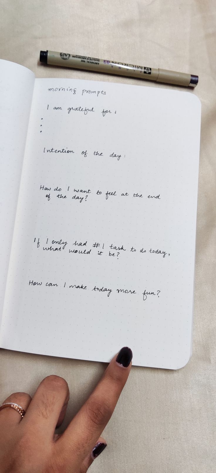 Daily Morning Journal Prompts Journal Morning Pages, Every Day Journal Ideas, Morning Journal Prompts Aesthetic, Morning Pages Ideas, Morning Pages Aesthetic, 5 Minute Journal Prompts, 5 Minute Journal Writing Prompts, Morning Pages Prompts, Daily Morning Journal Prompts