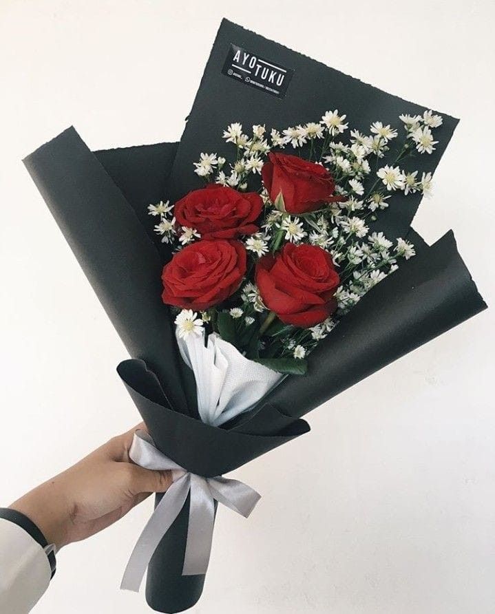 Dari kamu mna ?? Flower For Boyfriend Ideas, 3 Roses Bouquet Simple, Simple Rose Bouquet Gift, 3 Rose Bouquet Simple, Rose Bouquet For Boyfriend, Bouket Flowers Roses, Flower Bookey Ideas, Bouket Flowers Gift, Bouquet Of Roses From Boyfriend