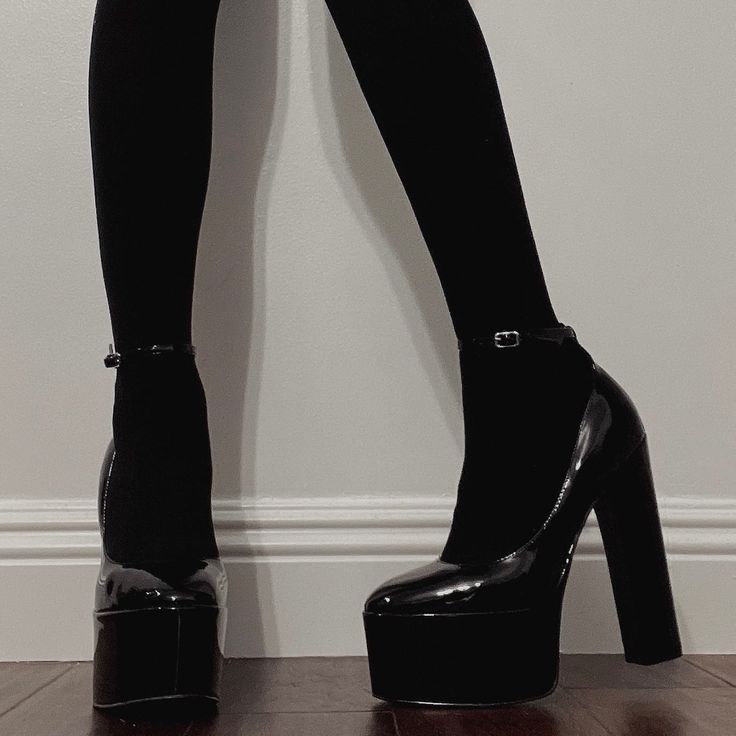 Black Platform Heels Aesthetic, Tall Platform Heels, Platform Heels Aesthetic, Black Heels Aesthetic, Brooklyn Outfit, Gothic Coquette, Men High Heels, Crisis Core, Heels Aesthetic