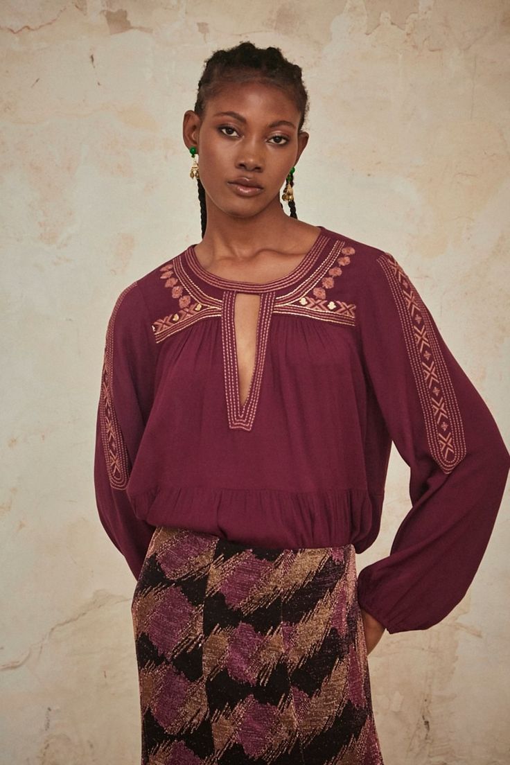 BLUSA OVERSIZE BORDADO ÉTNICO Bohemian Blouse With Embroidered Neckline For Fall, Fall Bohemian Blouse With Embroidered Neckline, Festive Tops With Geometric Embroidery, Traditional Tops With Geometric Embroidery For Fall, Bohemian Embroidered Top With Neckline Detail For Fall, Fall Bohemian Embroidered Top With Embroidered Neckline, Fall Folk Style Top With Intricate Embroidery, Fall Bohemian Embroidered Top With Neckline Detail, Bohemian Tops With Geometric Embroidery