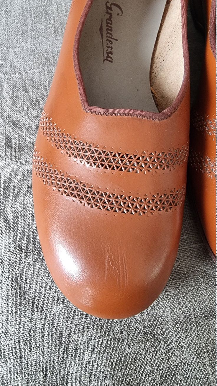 "In leather with leathersole Size 37 inside 23.9 cm width 8 cm Size 39 inside 25.6 cm width 8 cm Our shoes have never been used and are in excellent condition. Most of our pairs will be delivered in the original carton. As they have been in storage for 40+ years, they can have a bit of an \"attic\" smell. If you use your shoes this will soon be gone If you buy many pairs we will refund any shipping overages Always use a shoehorn when you put your shoes on" Leather Sole Court Shoes For Galas, Leather Slip-on Shoes With Leather Footbed, Leather Slip-on Shoes With Medium Width Footbed, Court Shoes With Leather Sole For Galas, Leather Sole Closed Toe Court Shoes For Galas, Gala Court Shoes With Leather Sole And Closed Toe, Gala Court Shoes With Leather Sole, Leather Slip-on Shoes With Removable Insole, Leather Shoes With Medium Width And Round Toe