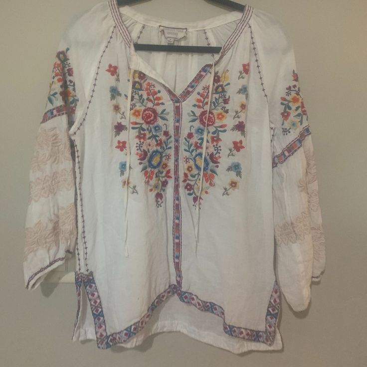 Johnny Was Blouse Sz Medium, White, Good Condition, Purchased About A Year Ago On Poshmark But Never Worn, Linen, Peasant Blouse Style, Embroidered, Absolutely Beautiful, 3/4 Sleeve. Spring Peasant V-neck Top, White Floral Embroidered Blouse For Daywear, White Blouse With Floral Embroidery For Daywear, Spring Peasant Style V-neck Top, White Bohemian Tops With Floral Embroidery, White Bohemian Tops For Spring, Bohemian White V-neck Blouse, Spring Embroidered White Blouse, Multicolor Peasant V-neck Top