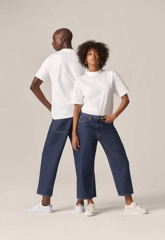 H&M’s First Unisex Denim Collection Clothing Line Photoshoot, Fashion Gender Neutral, Denim Photography, Pose Mode, Gender Neutral Fashion, Inspiration Photoshoot, Genderless Fashion, Simple Clothing, Unisex Clothes