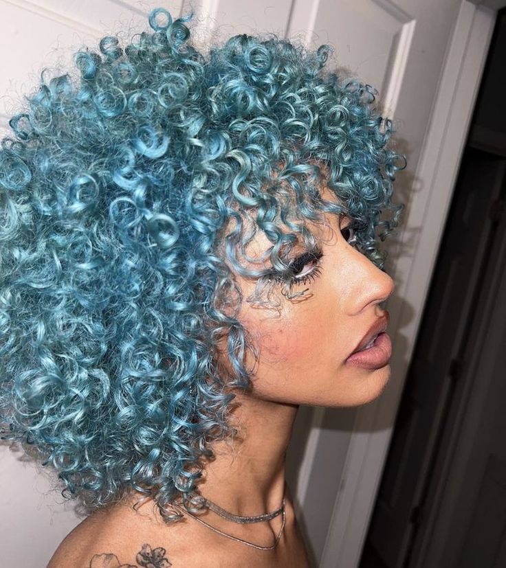 Blonde Hair With Blue Highlights, Ideas De Pelo, Bob Riccio, Dyed Curly Hair, Aqua Hair, Cute Box Braids Hairstyles, Dyed Natural Hair, Bleu Pastel, Short Hair Tutorial