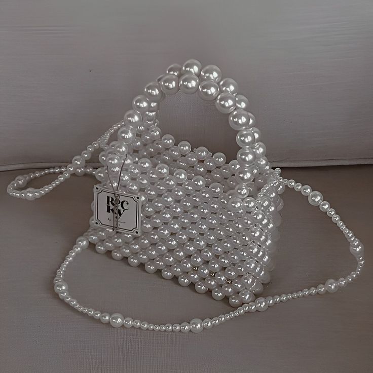 Hand Beaded Bag, Sac Diy, Crochet Shoulder Bags, Diy Bag Designs, Diy Bags Patterns, Crystal Bags, Bead Charms Diy, Beaded Necklace Diy, Pearl Bag