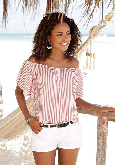 Finish off your next look with these slim-fit shorts. White Chino Shorts Outfit Women, Beach Vacay Outfits Casual, Beach Dinner Outfit Summer Nights, Saturday Night Outfit Bar, Ashley Outfits, Beach Dinner Outfit, Saturday Night Outfit, Dinner 2023, Dinner Outfit Summer