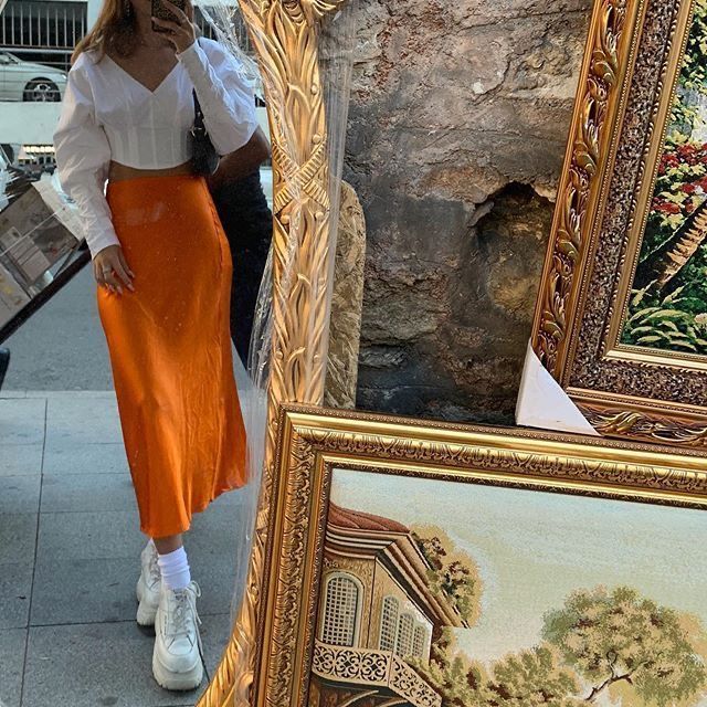 90s style in this orange satin skirt. The perfect 90s aesthetic. #90s #90sstyle #90saesthetic Skirt Outfit, Mode Inspo, 가을 패션, Inspiration Mode, Mode Vintage, Looks Style, Mode Inspiration, Kendall Jenner, Look Fashion