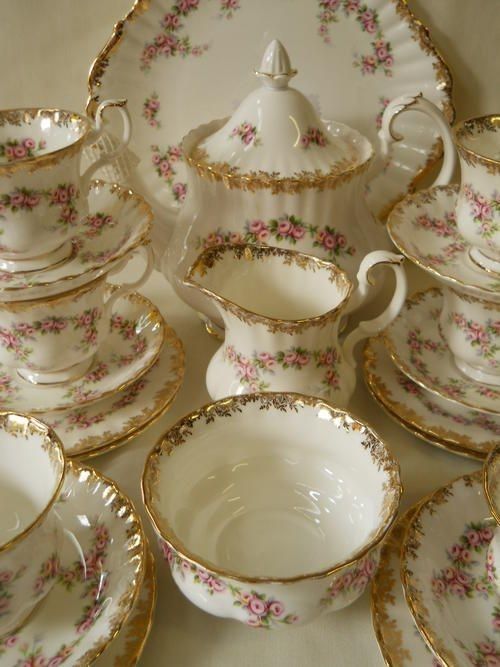 Crockery Design, Antique Dishes, Casa Vintage, Tea Sets Vintage, Vintage Dinnerware, Tee Set, Cute Kitchen, Tea Cups Vintage, Cups And Saucers