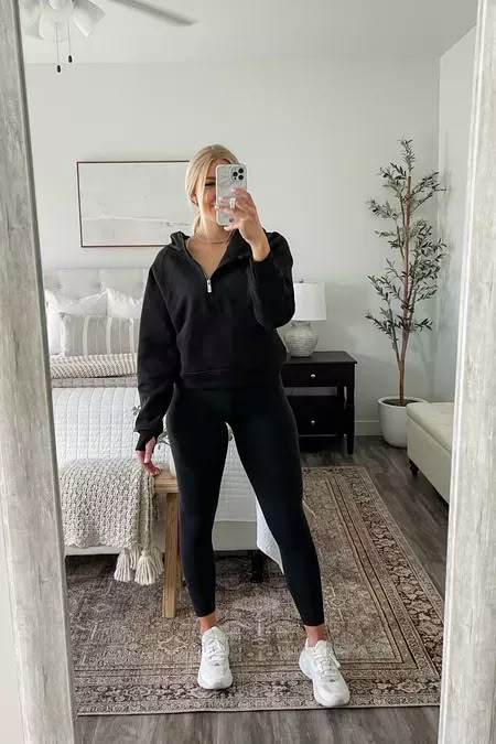 Athleisure Outfits Dressed Up, College Athletic Outfits, Cute Athletic Wear Outfits, Athleisure Outfits College, Fall Running Outfit For Women, Casual Soccer Mom Outfits, Workout Leggings Outfit Casual, Fall Activewear Outfits, Fall Soccer Mom Outfits