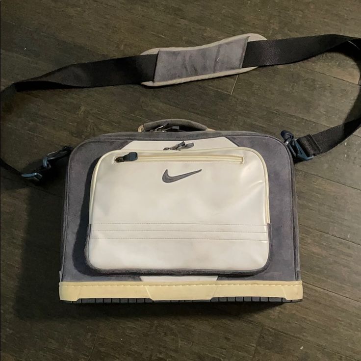 Selling This Nike Sb Dunk Navy Blue White Laptop Bag From 2005 I Believe. The Bag It Self Is In Great Shape No Rips Tears . The Soles Are Yellowing A Bit But No Heel Drag ! The Navy Blue Can Use A Little Clean Up And Re-Dye, The Soles Can Be Whiten A Bit And The Whites Just A Little Cleaning And You’re Golden Or Just Use It As Is And Have That Vintage Sneaker Look! Nike Dunk Navy Blue And White, Nike Bags, Vintage Sneakers, Sneakers Looks, Nike Sb Dunks, Nike Sb, Laptop Bag, Nike Men, Navy Blue