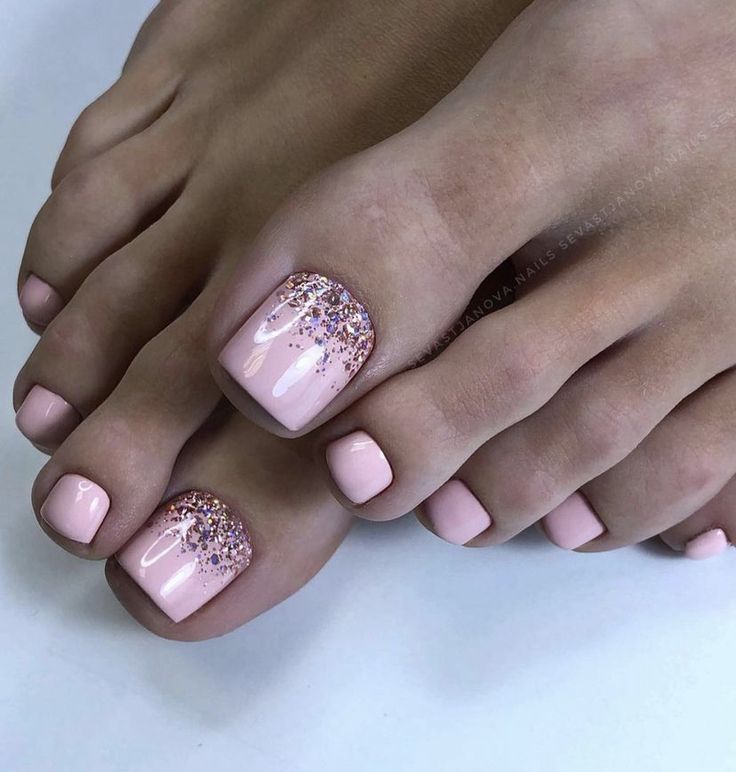 Glitter Toenails Pedicures, Rose Gold Pedicure Toenails, Pedicure Ideas For Wedding, Mauve Pedicure Toenails, Soft Pink Pedicure Ideas, Shellac Toes Summer, Glitter Pedicure Ideas, Pink Glitter Toe Nails, Shellac Pedicure Toenails