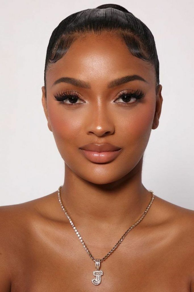 Natural Dark Skin Makeup 18 Ideas: Enhancing Your Beauty with Confidence - women-club.online Brown Makeup Looks, Brown Girls Makeup, Natural Glam Makeup, Classy Makeup, Makeup For Black Skin, Brown Skin Makeup, Soft Glam Makeup, Brown Makeup, Black Women Makeup