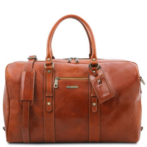 Leather Luggage Weekender Duffles bags TL Voyager Leather travel bag with front pocket Honey TL142140. Full grain hand stained vegetable tanned leather, 1 compartment, Soft structure, Leather shoulder strap Discover how to customize your bag and make it unique. Shop online and save money. 30-Day Money-Back Guarantee! San Rocco, Leather Duffel Bag, Leather Factory, Leather Duffel, Sac Week End, Leather Travel Bag, Weekend Bag, Leather Luggage, Classic Chic