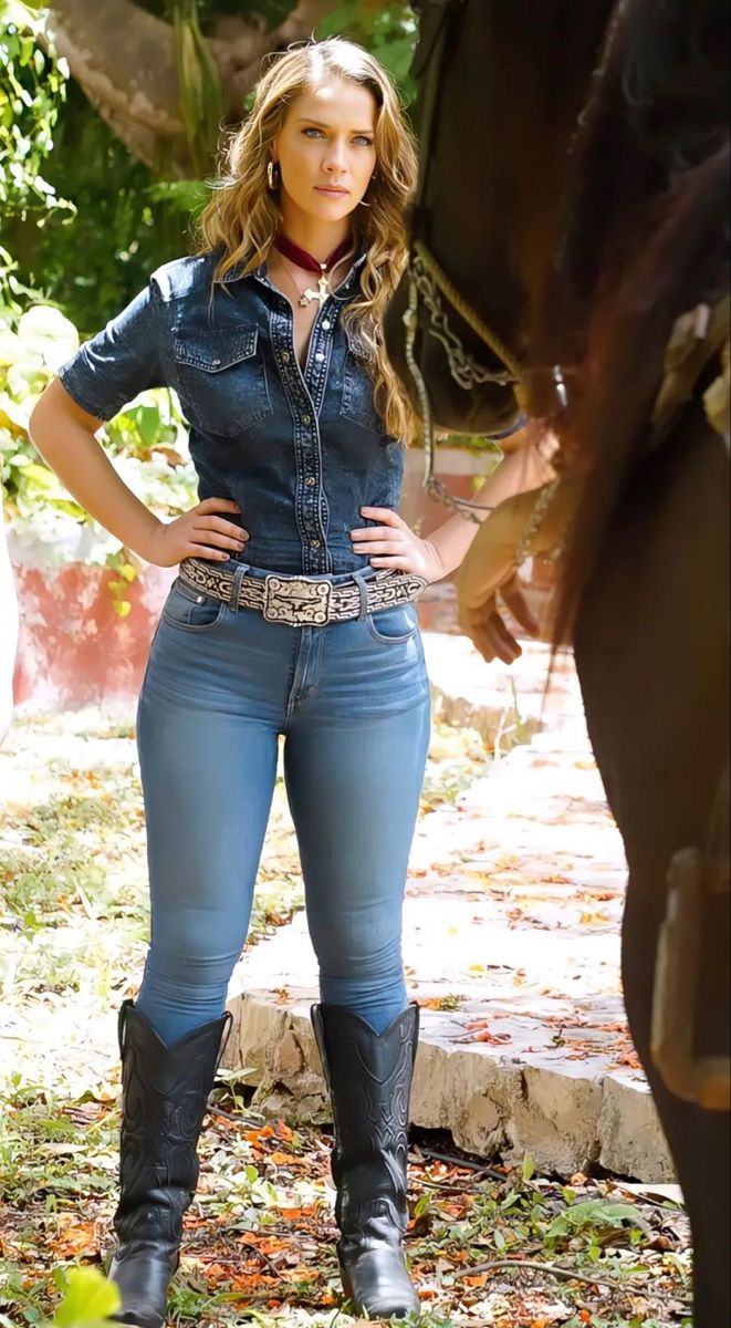 carolina miranda Carolina Miranda, Cute Country Girl, Cute Cowgirl Outfits, Cowgirl Style Outfits, Looks Country, Country Women, Hot Jeans, Curvy Women Jeans, Cow Girl