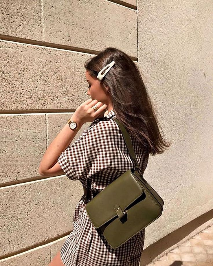 Mode Tips, French Girl Style, Look Retro, Green Purse, Blazer Outfit, Pearl Hair Clip, Elegante Casual, Fashion Blogger Style, Looks Street Style