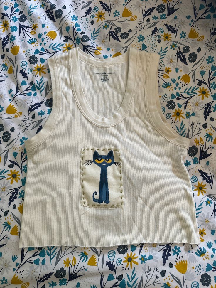 Shirt Designs Aesthetic, How To Sew Tank Top, Patches On Shirt, Patch On Shirt, Tank Top Painting Ideas, Tank Top Embroidery Ideas, What To Do With Old Tank Tops, Clothing Patches Ideas, Homemade Clothes Ideas