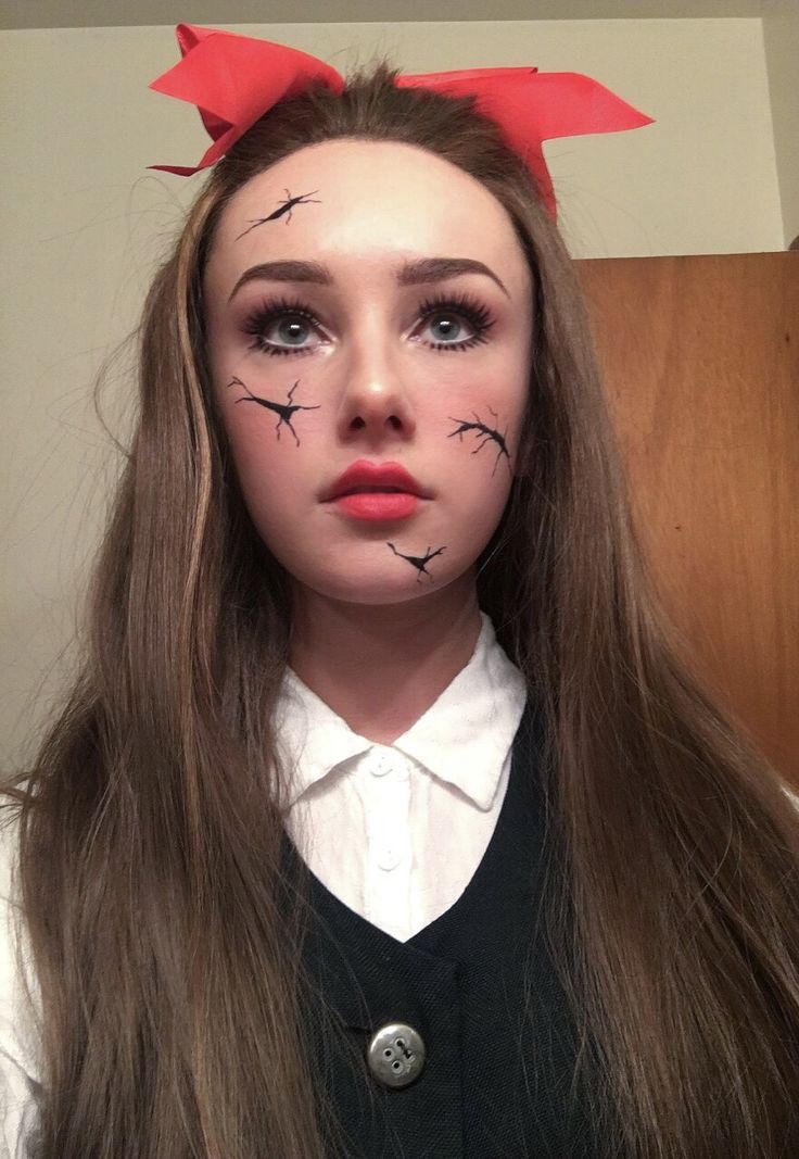 Doll Cracks Makeup, Cracked China Doll Makeup, Broken Doll Makeup Easy, Happy Halloween Makeup, Scary Doll Costume Diy, Simple Doll Makeup Halloween, Dead Cheerleader Makeup Kid, Creepy Baby Doll Makeup, Easy Creepy Doll Makeup