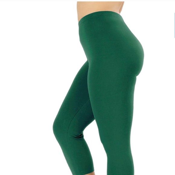 Kelly Green Color 3/4 Length Nylon Legging. Spring Sporty Solid Color Leggings, Sporty Solid Color Spring Leggings, Sporty Solid Color Leggings For Spring, Casual Green Compression Leggings, Sporty Leggings For Spring, Green Stretch Leggings For Pilates, Solid Compression Capri-length Yoga Pants, Solid Compression Capri Length Yoga Pants, Casual Knee-length Stretch Leggings