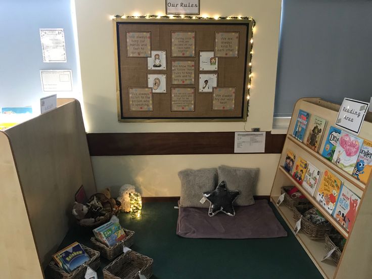 the children's room is decorated with books and stuffed animals