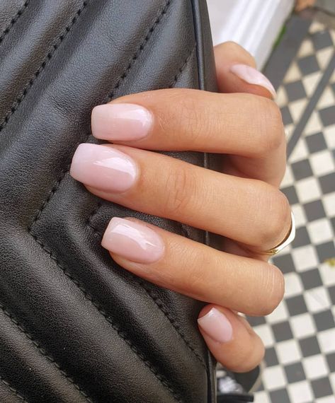 One Colour Nails Short, Summer Neutral Nail Colors, Nail Trend 2024, Dip Nail Inspiration, Summer Nails Neutral, Dip Powder Nails Colors Summer, Rosé Nails, Neutral Summer Nails, Summer Dip Nails