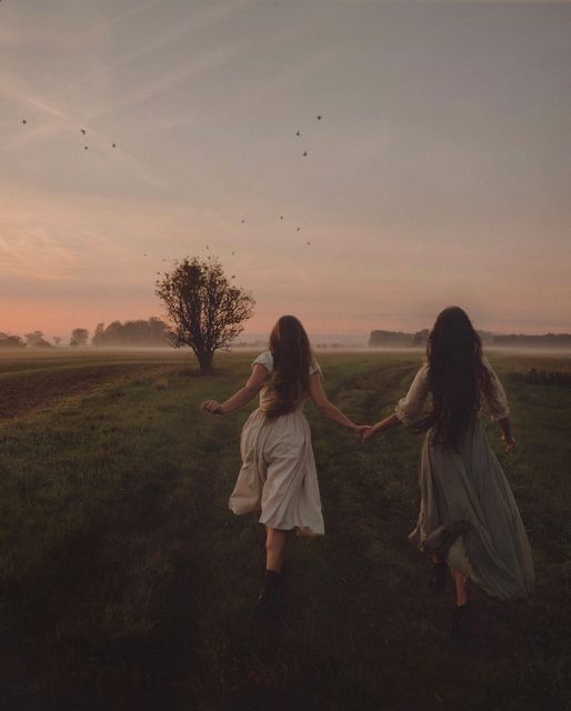 Photoshoot Friends Ideas, Two Sisters Aesthetic, Sisterhood Aesthetic, Photoshoot Sisters, Dreamer Aesthetic, Best Friends Photography, Sisters Photoshoot Poses, Friends Nature, Sisters Photoshoot