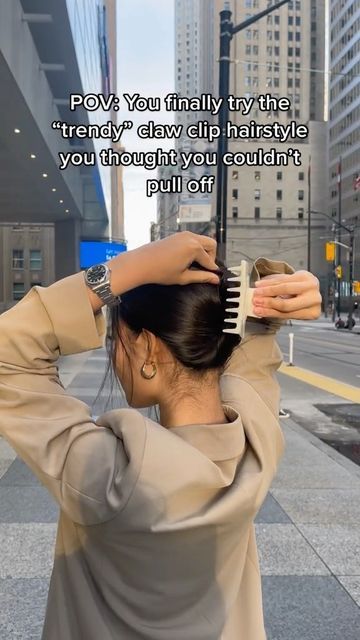 GODESS | Claw Clip | Daily Hair Tutorials on Instagram: "Save and try it out! Claw clips are here to stay 🤍 Follow @godess.ca . . . . . . . . #hairclip #clawclip #hairtutorial #hairstyles #hairfashion #hairtransformation #hairgoals #hairideas #hairstylist #hairlove #hairvideo #hairtrends #naturalhair #hairgrowth #hairvideos #nychair #torontohair #nychairstylist #hairart #longhair #hairtips" How To Do A Claw Clip, Easy Hairstyles With Claw Clip, Cute Hairclip Hairstyles, How To Put Your Hair In A Claw Clip, Claw Clip Bun Long Hair, Diy Buns, Claw Clip Hairstyles Long Hair, Long Hair Diy, Easy Bun Hairstyles For Long Hair