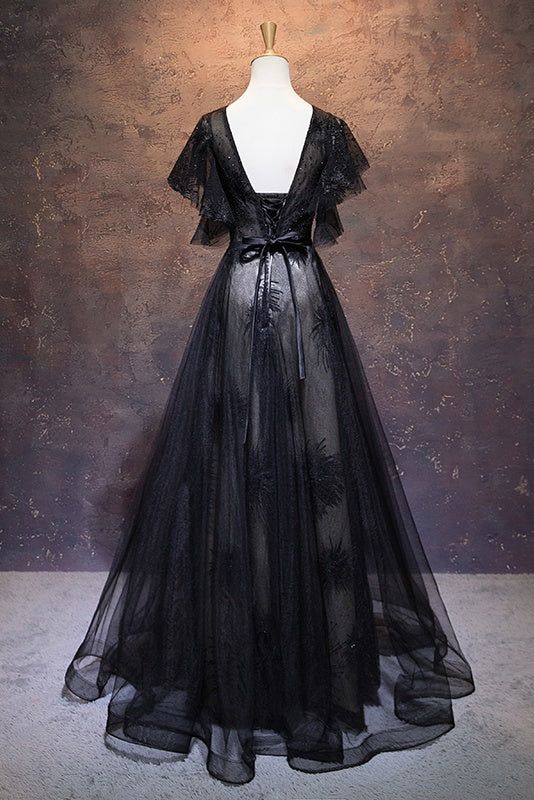 Modestes noirs longs en V V V robes de bal noires robes de fête chic Wedding Nightmare, Castle Vibes, Fantasy Birthday, Chic Party Dress, Goth Dresses, Simple Party Dress, Whimsical Shoes, Prom Dresses Simple, Beach Wedding Gown