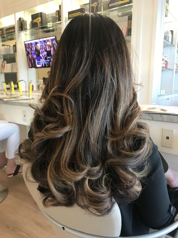 Blowout Hair Highlights, Curly Bouncy Blow Dry, 90s Big Blowout, Hair Styles With Curls For Wedding, Graduation Hair Blowout, Big Blowout Hair Curls, Bouncy Curly Blowdry, Long Hair Blowout Hairstyles Round Brush, Thick Bouncy Curls