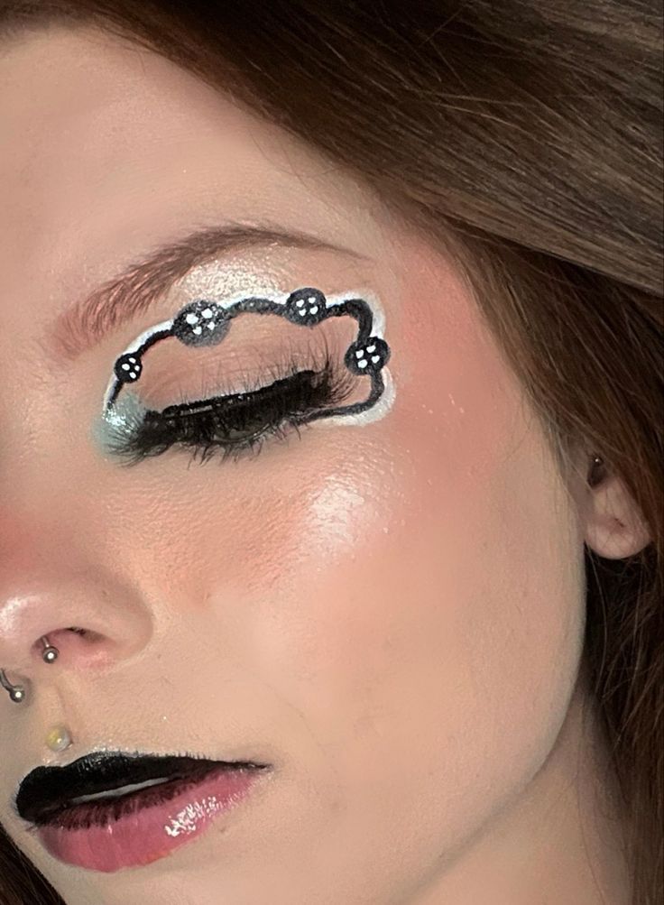 Coraline Eye Makeup, Coraline Makeup Ideas, Coraline Inspired Makeup, Coraline Makeup Looks, Ghost Eyeliner, Halloween Graphic Liner, Halloween Eyeliner Ideas, Halloween Eyeliner Looks, Halloween Liner