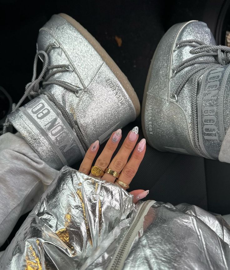 Moon Boot Aesthetic, Silver Moon Boots Outfit, Mini Moon Boots, Nails Moon, Moon Boots Outfit, Unrealistic Wishlist, Scandinavian Aesthetic, Ski Outfit, Moon Boot