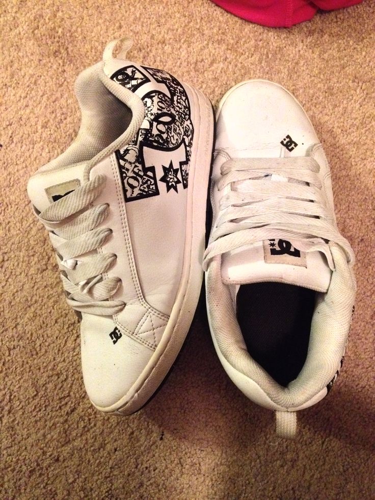 Dc Sneakers Outfit, Dc Style, Chunky Dc Shoes, Dc Shoes Aesthetic, Dc Outfits, Dcs Shoes, Dc Shoes Y2k, White Dc Shoes, Dc Shoes Outfit