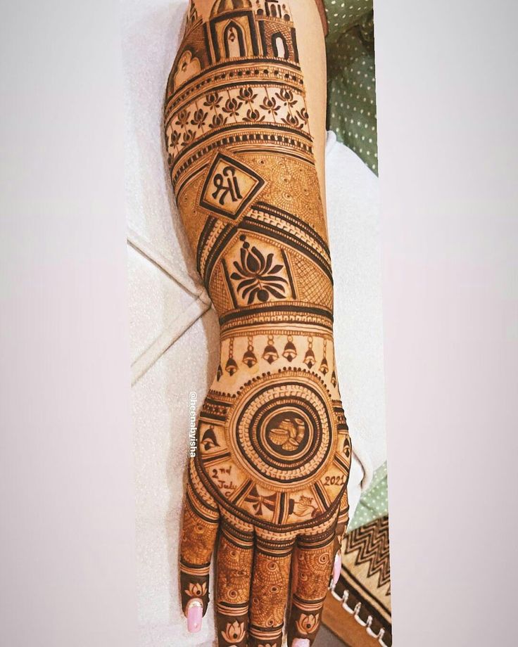 a henna design on someone's hand