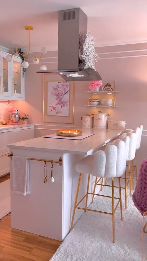 Pink Kitchen Decor Aesthetic, Pink And Gold Kitchen Decor, Feminine Kitchen Ideas, Girly Kitchen Decor Apartment, Apartment Kitchen Decorating, Feminine Kitchen, Decoration Hacks, Stylish Kitchen Decor, Chic Kitchen Decor