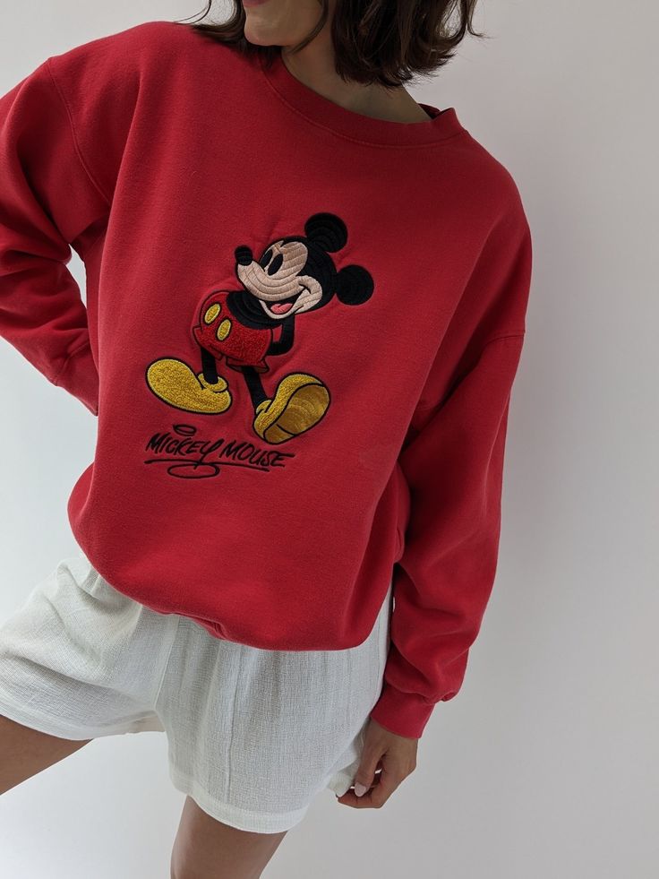 Vintage 90s nostalgic perfectly worn in Mickey Mouse pullover features a round neckline with micro ribbed detailing and an embroidered Mickey Mouse logo on the front. Perfectly paired with our waffled cotton shorts, your favorite ball cap, new balances, and your gold-toned jewelry. Tag reads Mickey Inc Subtle spots of lightening at the front middle. Vintage Disney Crewneck, Old Money Disney Outfits, Chic Disneyland Outfits, Classic Disney Aesthetic, Trendy Embroidered Logo Tops For Loungewear, 90s Crew Neck Top With Embroidered Logo, Trendy Streetwear Tops With Embroidered Logo, Trendy Streetwear Top With Embroidered Logo, Trendy Embroidered Logo Top For Streetwear