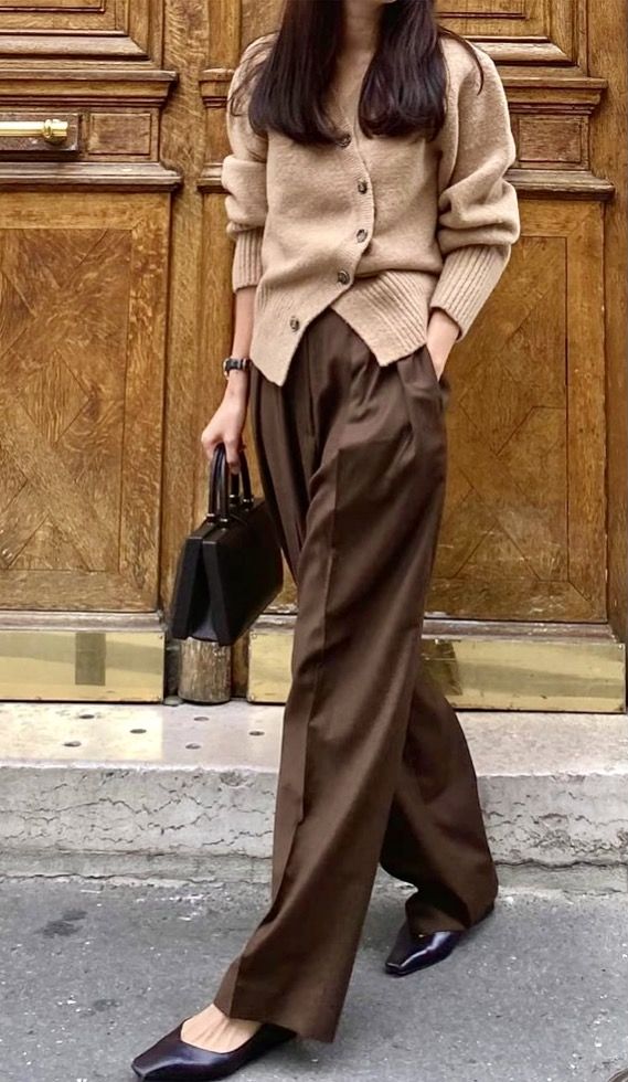 Brown Work Pants Outfit, Dark Brown Pants Outfit For Women, Dark Brown Trousers Outfit Women, Dark Brown Pants Outfit, Brown Trousers Outfit Women, Contemporary Fashion Outfits, Style Brown Pants, Dark Brown Trousers, Brown Trousers Outfit