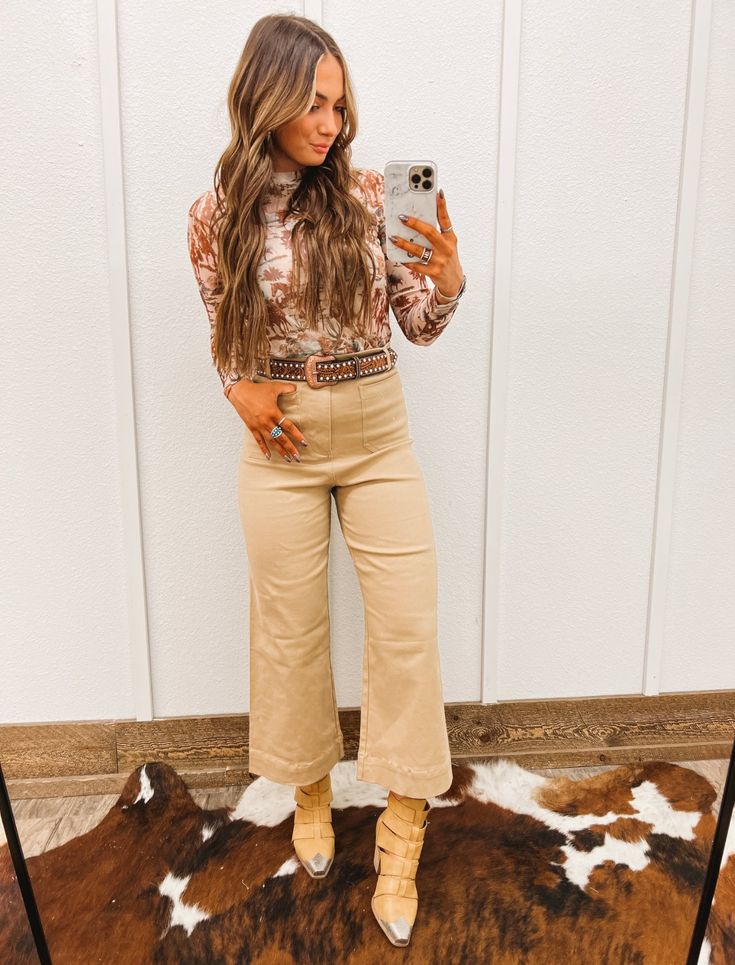 Tan Wide Leg Pants Outfit, Tan Wide Leg Pants, Style Wide Leg Jeans, Western Fits, Tan Legs, Pretty Stuff, Cowgirl Style, Southern Style, Work Outfits