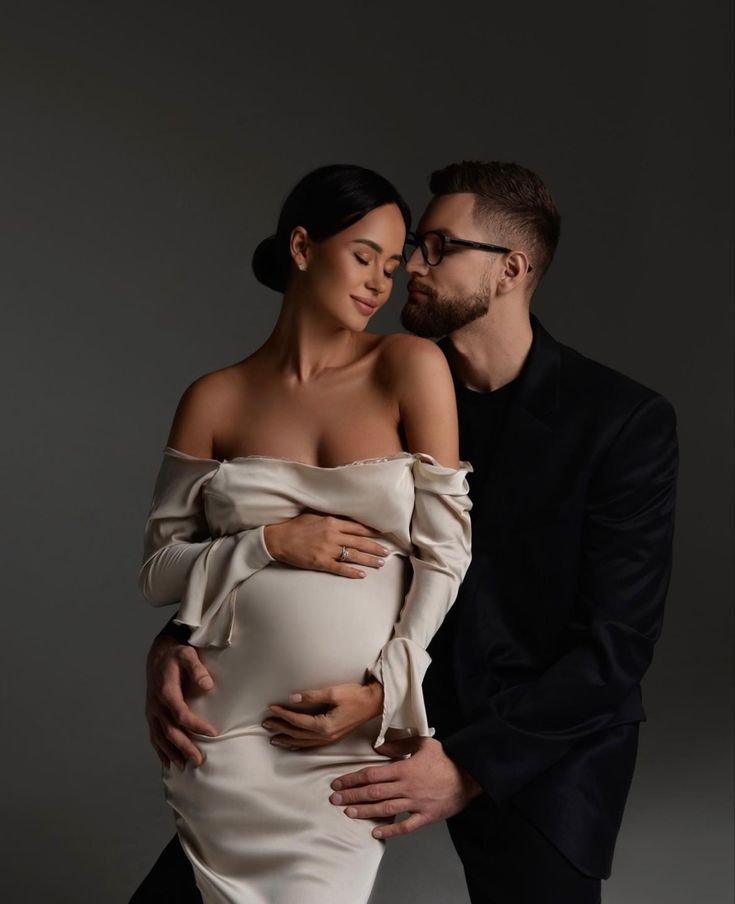 Pregnancy Photos Studio, Pregnancy Studio Photoshoot, Pregnancy Photoshoot Poses, Couple Pregnancy Pictures, Maternity Shoot Outfit, Studio Maternity Shoot, Maternity Studio Photoshoot, Pregnancy Announcement Photoshoot, Mother Baby Photography