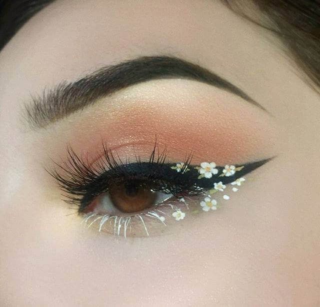 Photo | pinterest | campbellxsoup ~ #Flower #Flowers #Firepo… | Flickr Cute Eyeliner Ideas, Fun Eyeshadow Looks, Cool Eye Makeup, Sanggul Cepol, Future Makeup, Victorian Fairy, Make Up Diy, Summer Eye Makeup, Make Up Designs