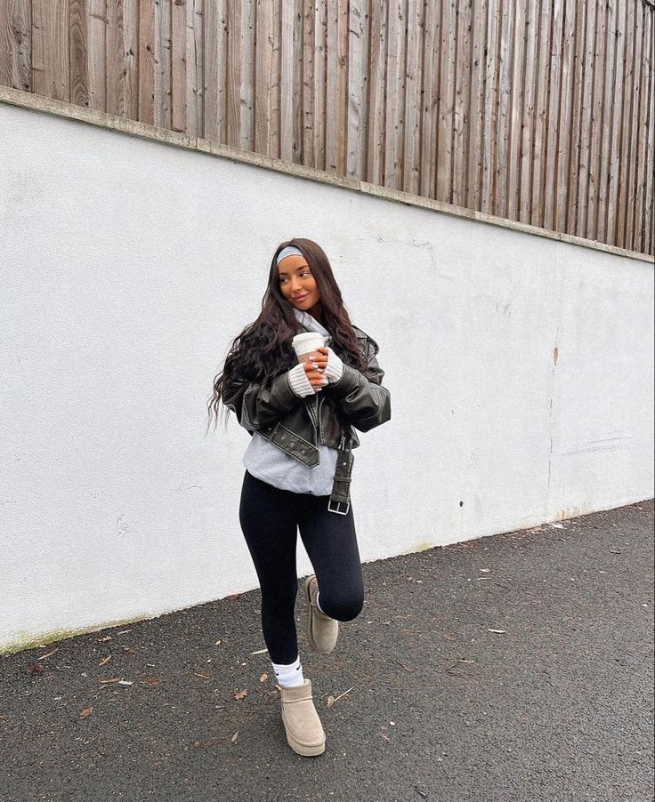 Winter Outfits For Campus, Ugg And Leggings Outfit, Cosy Outfits Winter, Ugg Outfit Ideas Winter, Winter Legging Outfits, Legging Outfits Winter, Athletic Leggings Outfit, Winter Outfit Leggings, Uni Outfits Uk