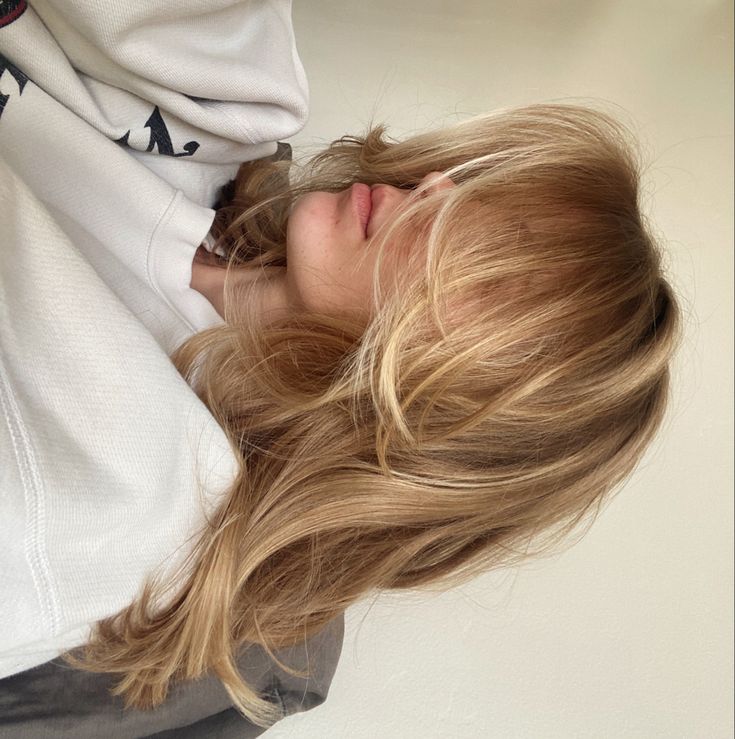 Blond Butterfly Haircut, Mostly Blonde Highlights, Medium Blonde Hair Inspiration, Haircuts To Make Your Forehead Smaller, Blonde Hair Wedding Styles Half Up, Niykee Heaton Hair, Curtain Bangs And Layers Shoulder Length, Blonde Hair Lots Of Layers, 90s Layers Unstyled