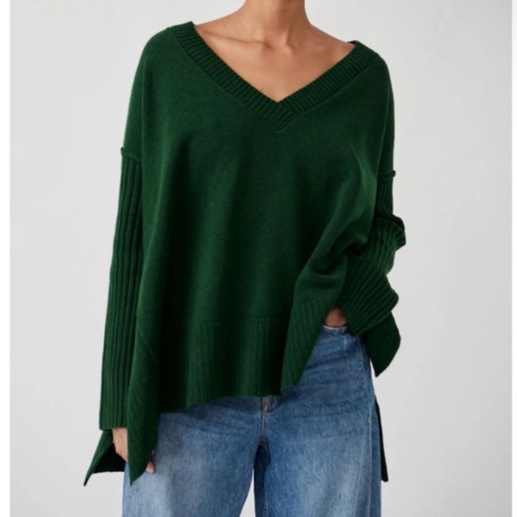 Free People Orion Tunic V Neck Sweater Nwt Oversized Boasting A Slouchy Silhouette, This Cozy Long-Sleeve Sweater From Free People Is An Essential Addition To Every Trendsetter's Cold-Weather Collection. Product Details Pullover V-Neck Long Drop Shoulder Sleeves B203 Green Tunic, Oversized Tunic, Free People Sweaters, Tunic Styles, Free People Sweater, Knitted Pullover Sweaters, Long Sleeve Tunic, Womens Tunics, Tunic Sweater