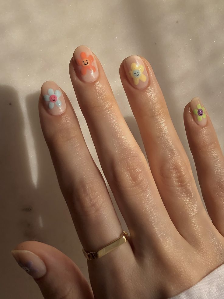 Smiley Flower Nails, Boy Nails, Smiley Face Nails, Nail Polish Flowers, Girly Nails, Nails Minimalist, Face Nails, Nails Flower, Cute Nail Polish