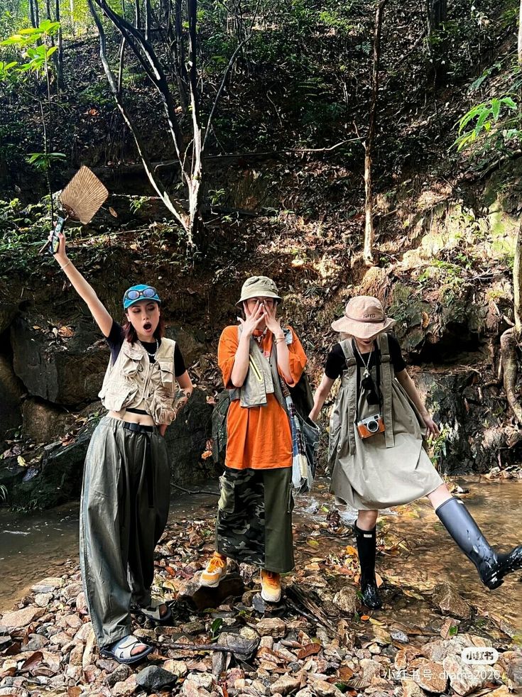 Jungle Outfit Aesthetic, Nature Trip Outfit, Ootd Camp, Jumanji Outfit Ideas, Nature Outfits Forests, Forest Outfit Ideas, Camping Outfits Aesthetic, Ootd Camping, Summer Camp Aesthetic Outfits