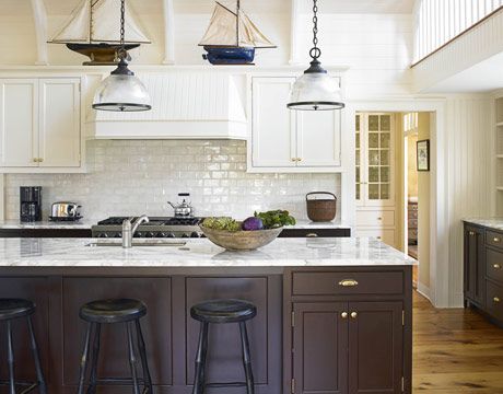 White upper, dark lower cabinets. Subway tile and marble Kitchen Cabinets Dark Bottom Light Top, Dark Lower Cabinets, New England Kitchen, Modern White Kitchen Cabinets, White Upper Cabinets, Nautical Kitchen, Cocina Diy, Wood Kitchen Island, Timeless Kitchen