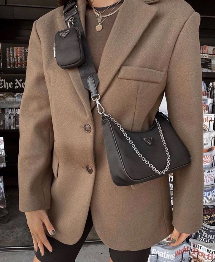 Cooler Style, Bag Prada, Bag Outfit, Insta Ideas, Iconic Fashion, Prada Handbags, 가을 패션, Mode Vintage, Prada Bag