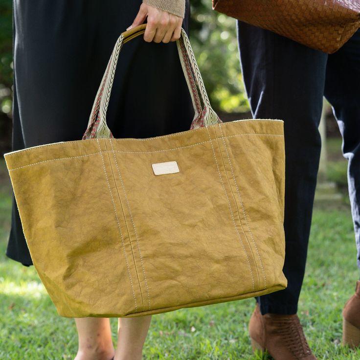 Meet your new favorite tote bag that screams style and sophistication! A casual and chic alternative to the classic every day tote bag that will turn heads and keep everything you need for the day or that short overnight trip within reach. This generously sized, classic tote style bag is lightweight and eye-catching. Washable Paper, Pool Bags, Carryall Tote, Market Tote, Shopper Tote, Everyday Bag, Large White, Chic Design, Recycled Cotton